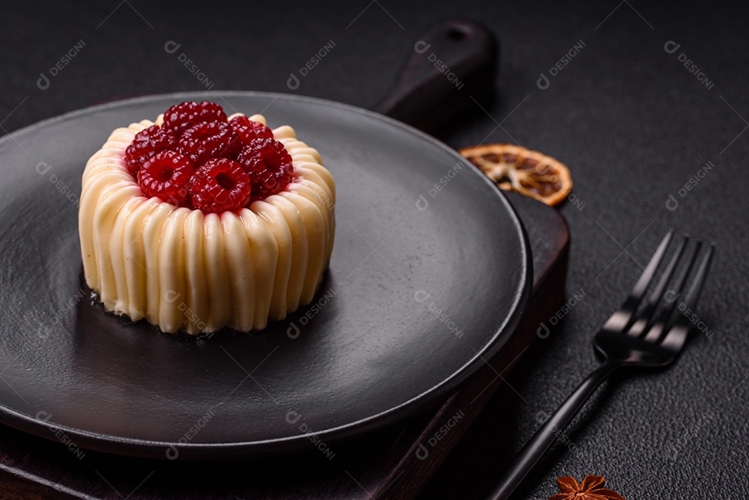 Delicioso mousse de fruta em uma mesa de concreto