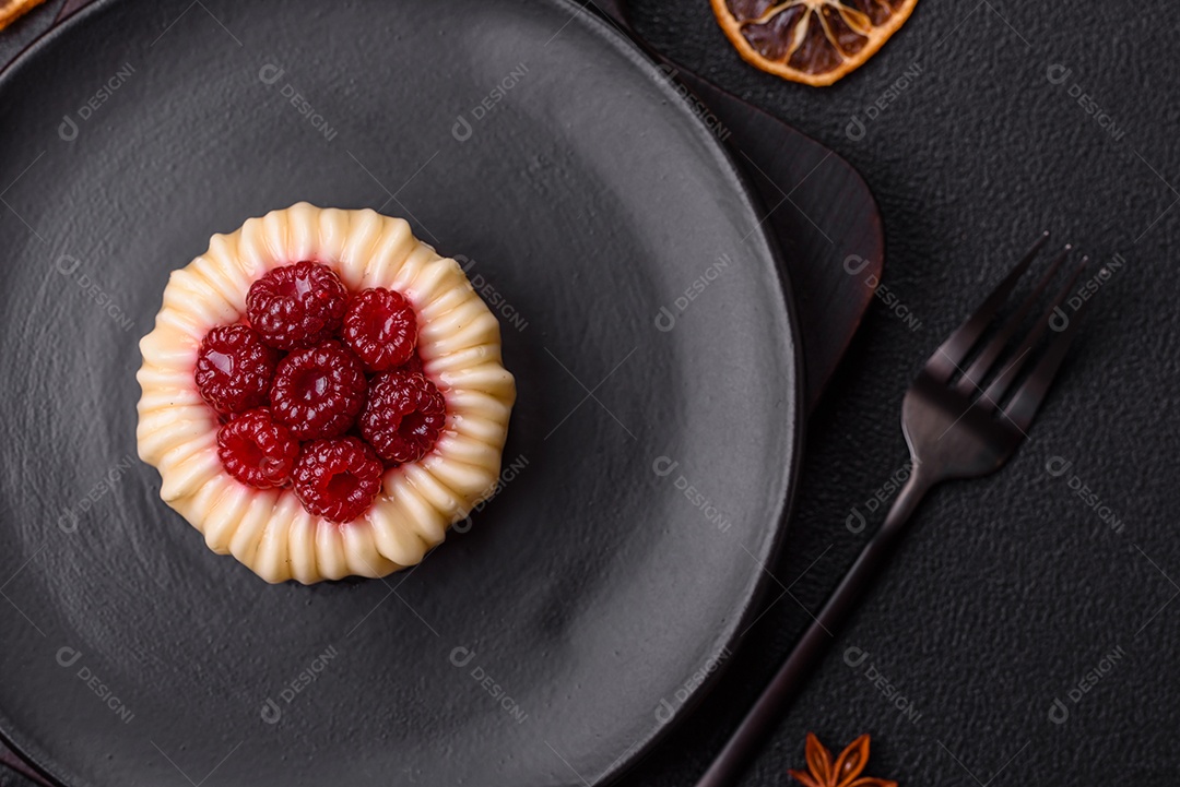 Delicioso mousse de fruta em uma mesa de concreto