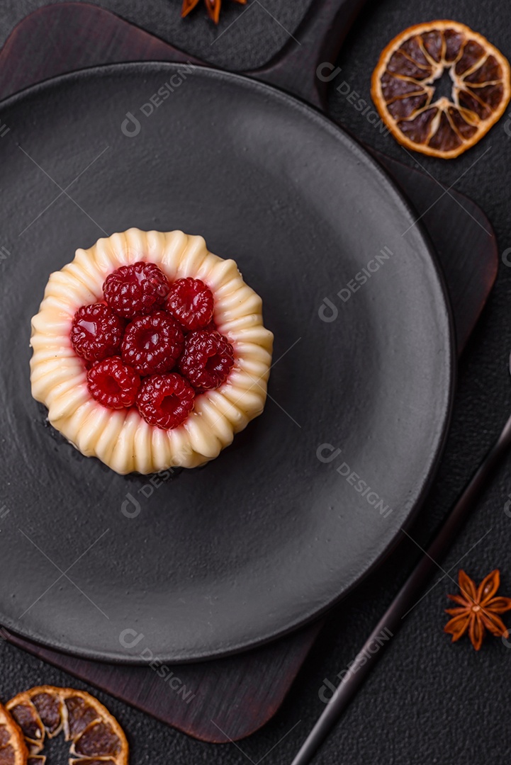 Delicioso mousse de fruta em uma mesa de concreto