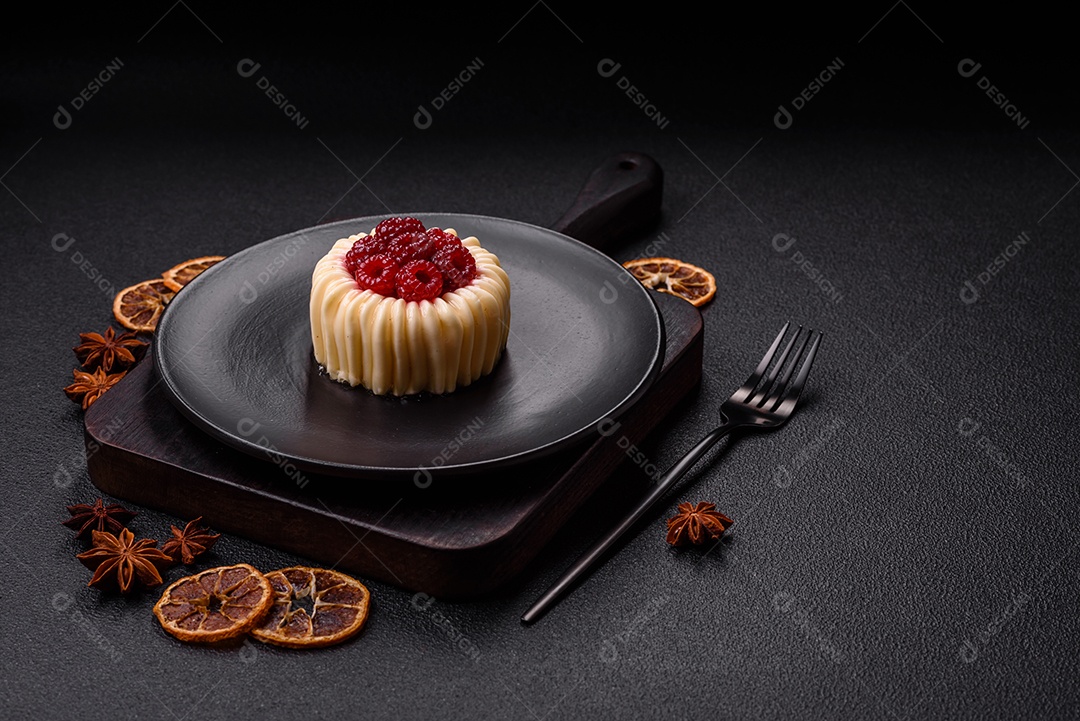 Delicioso mousse de fruta em uma mesa de concreto