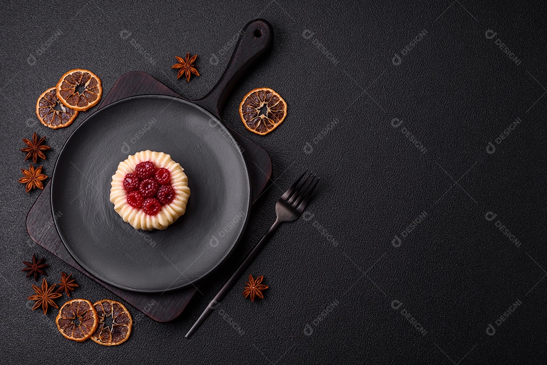 Delicioso mousse de fruta em uma mesa de concreto