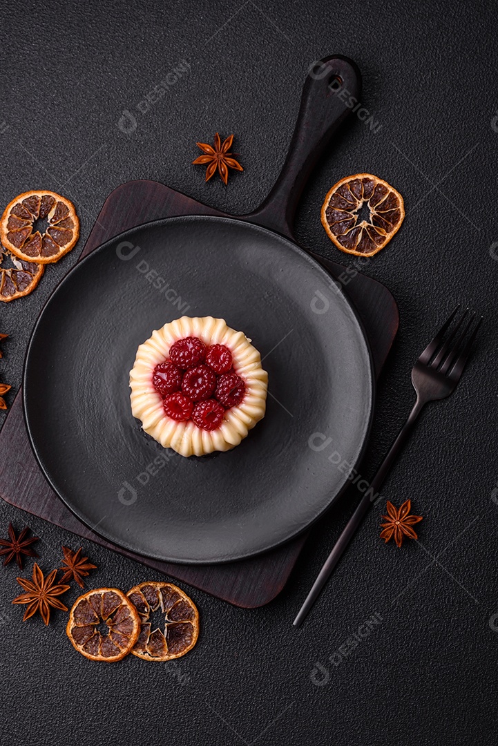 Delicioso mousse de fruta em uma mesa de concreto
