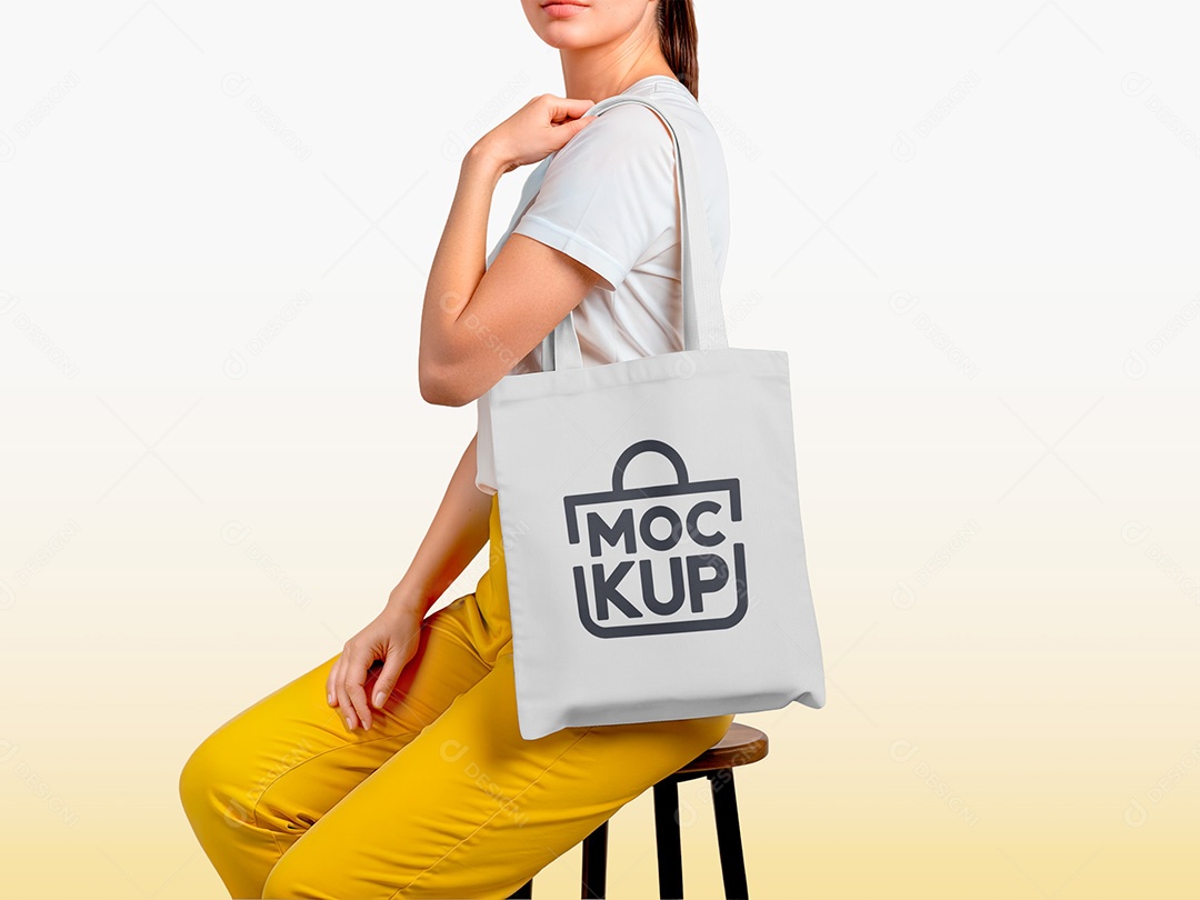 Mockup de Ecobag em Mulher Sentada PSD Editável
