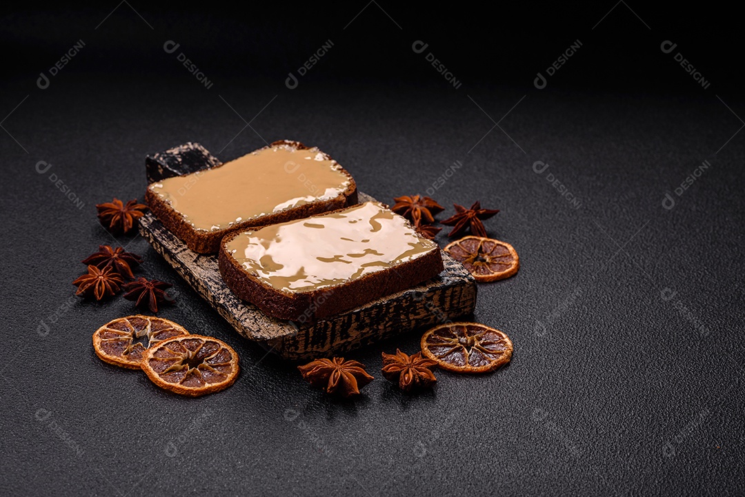 Deliciosos sanduíches em uma mesa de concreto