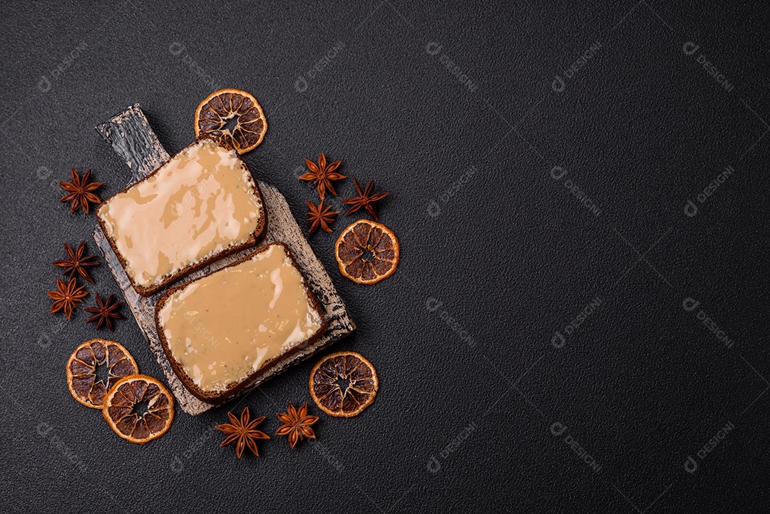 Deliciosos sanduíches em uma mesa de concreto