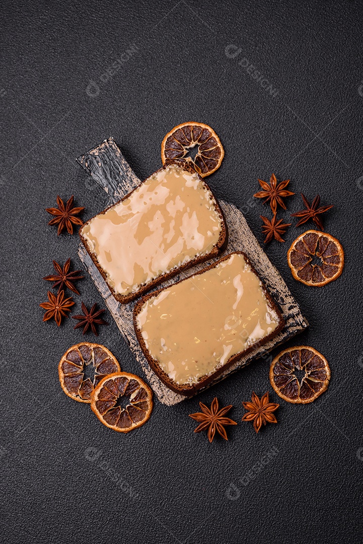 Deliciosos sanduíches em uma mesa de concreto