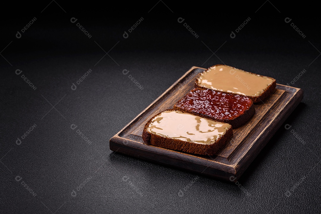 Deliciosos sanduíches em uma mesa de concreto