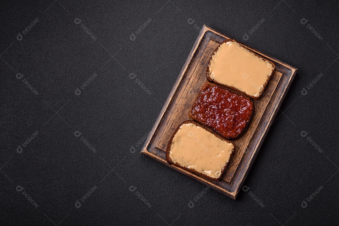 Deliciosos sanduíches em uma mesa de concreto