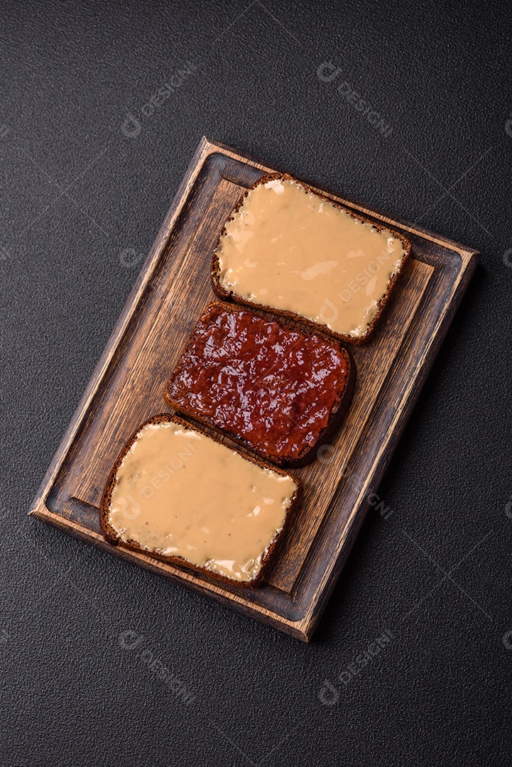Deliciosos sanduíches em uma mesa de concreto