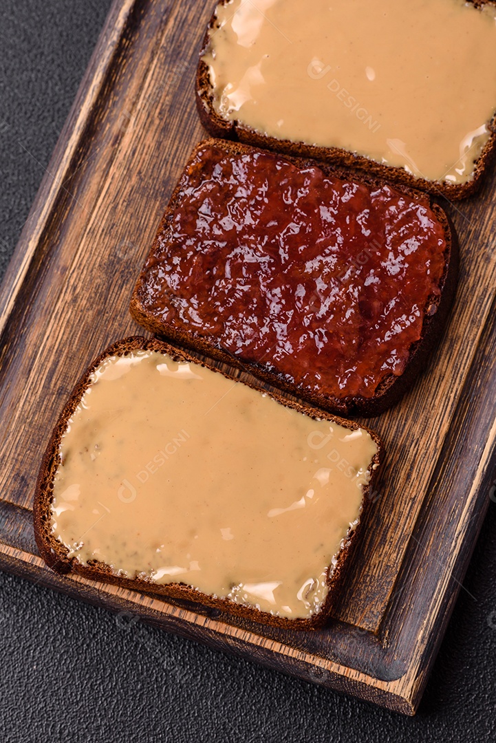 Deliciosos sanduíches em uma mesa de concreto