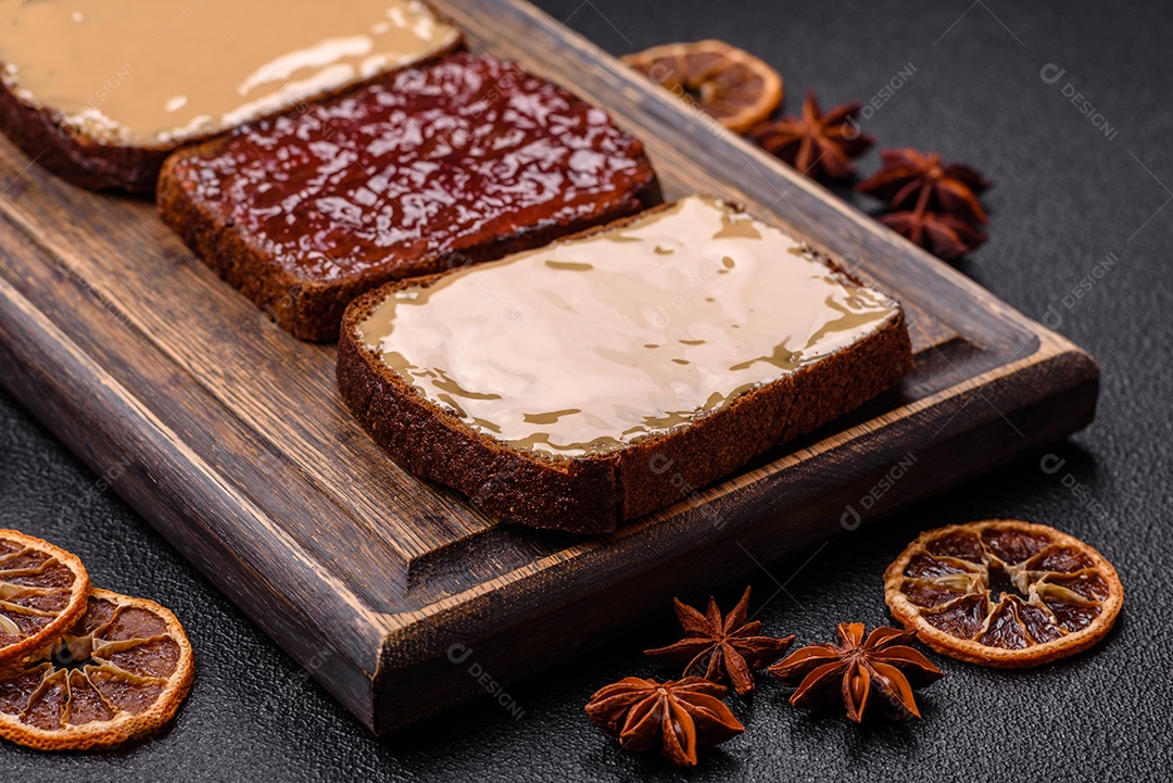 Deliciosos sanduíches em uma mesa de concreto