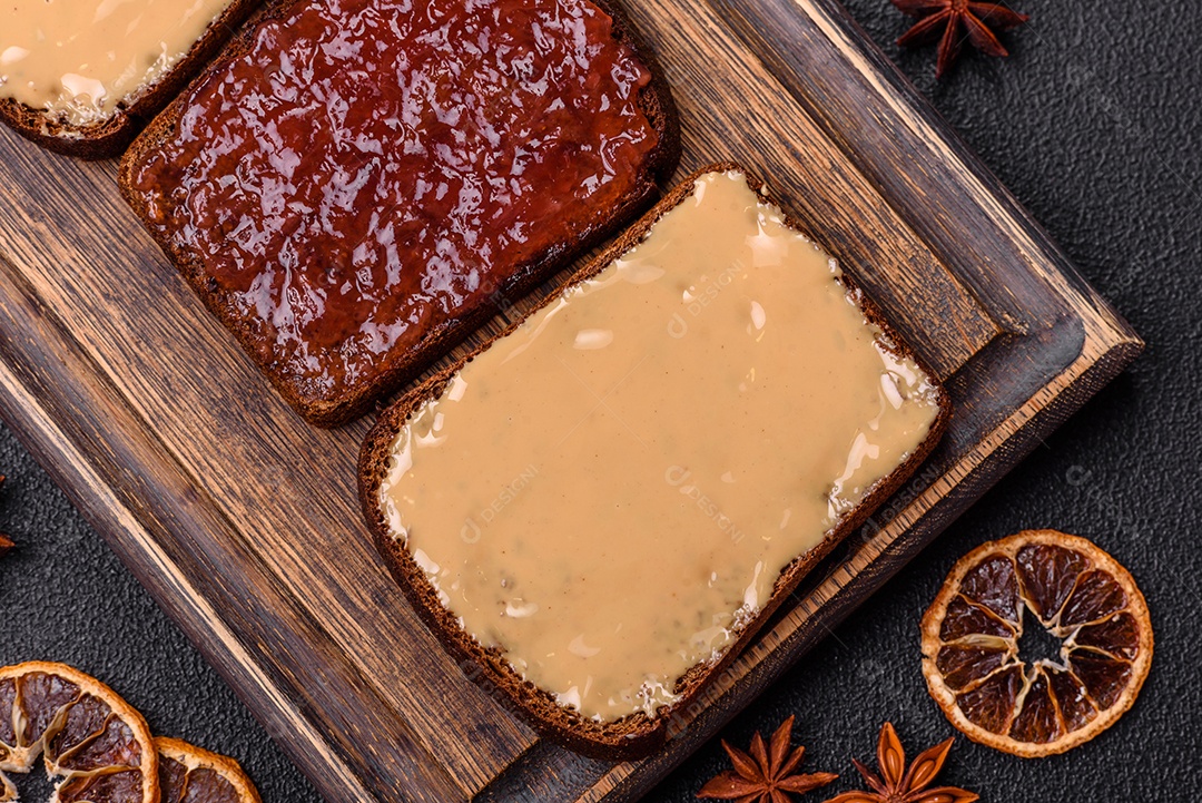 Deliciosos sanduíches em uma mesa de concreto