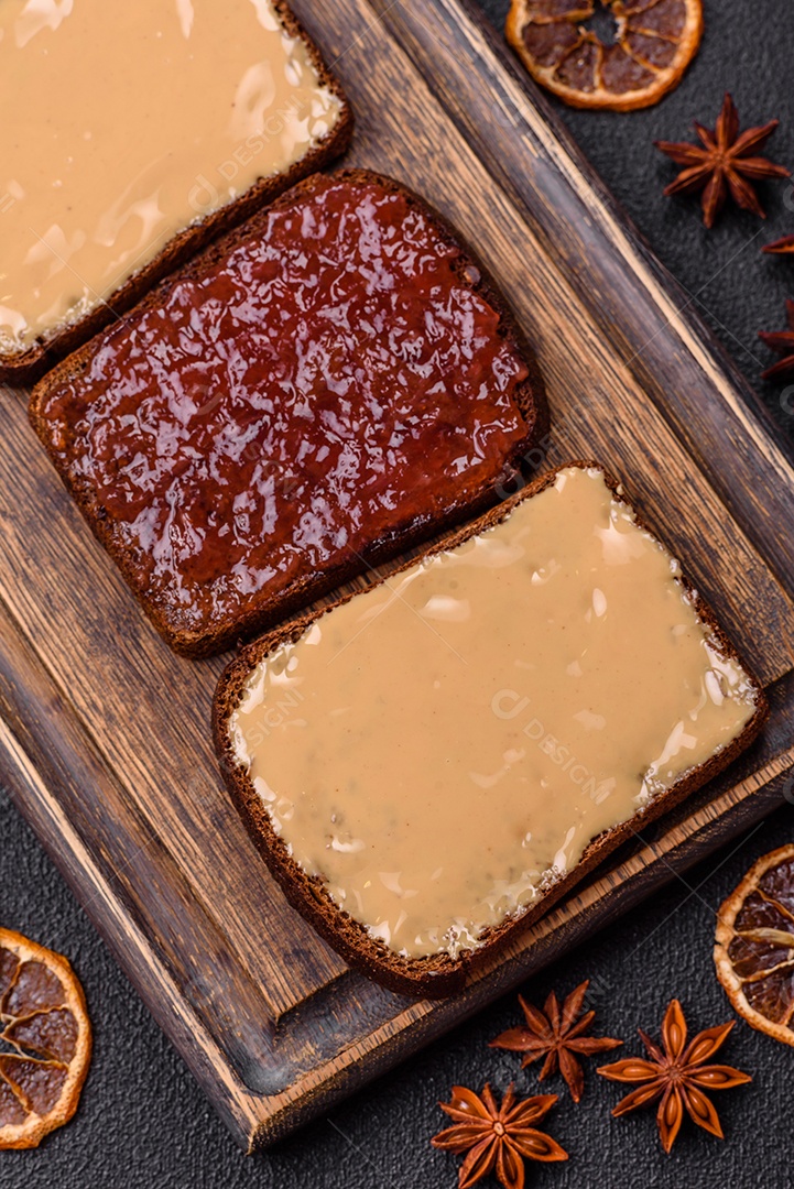 Deliciosos sanduíches em uma mesa de concreto