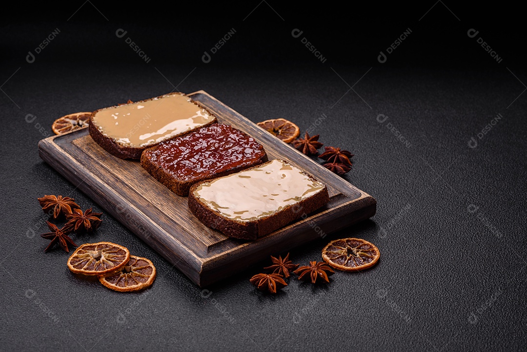 Deliciosos sanduíches em uma mesa de concreto