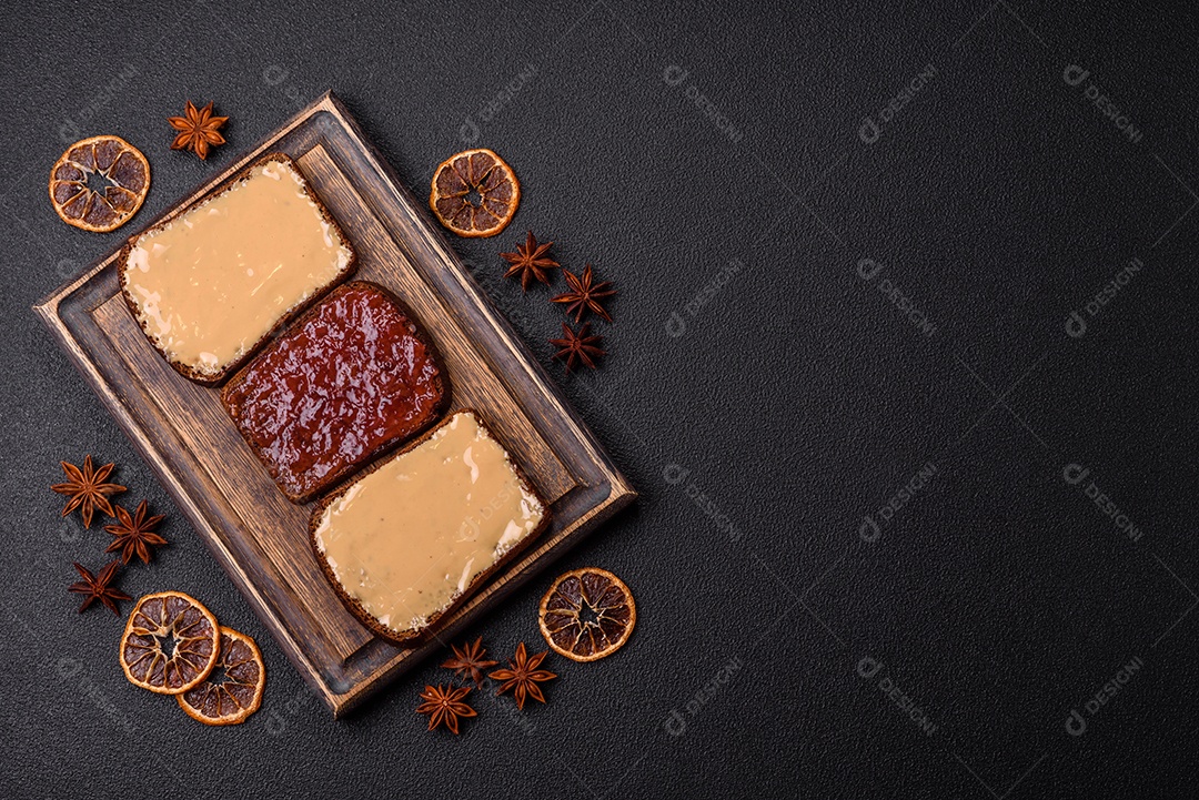 Deliciosos sanduíches em uma mesa de concreto