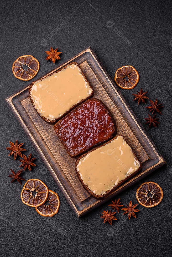 Deliciosos sanduíches em uma mesa de concreto