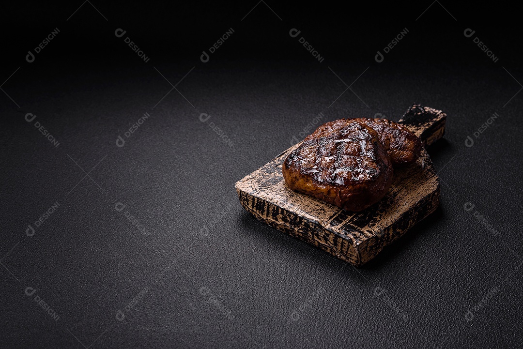 Carnes assada deliciosa em uma mesa