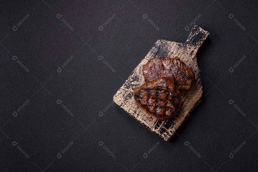 Carnes assada deliciosa em uma mesa