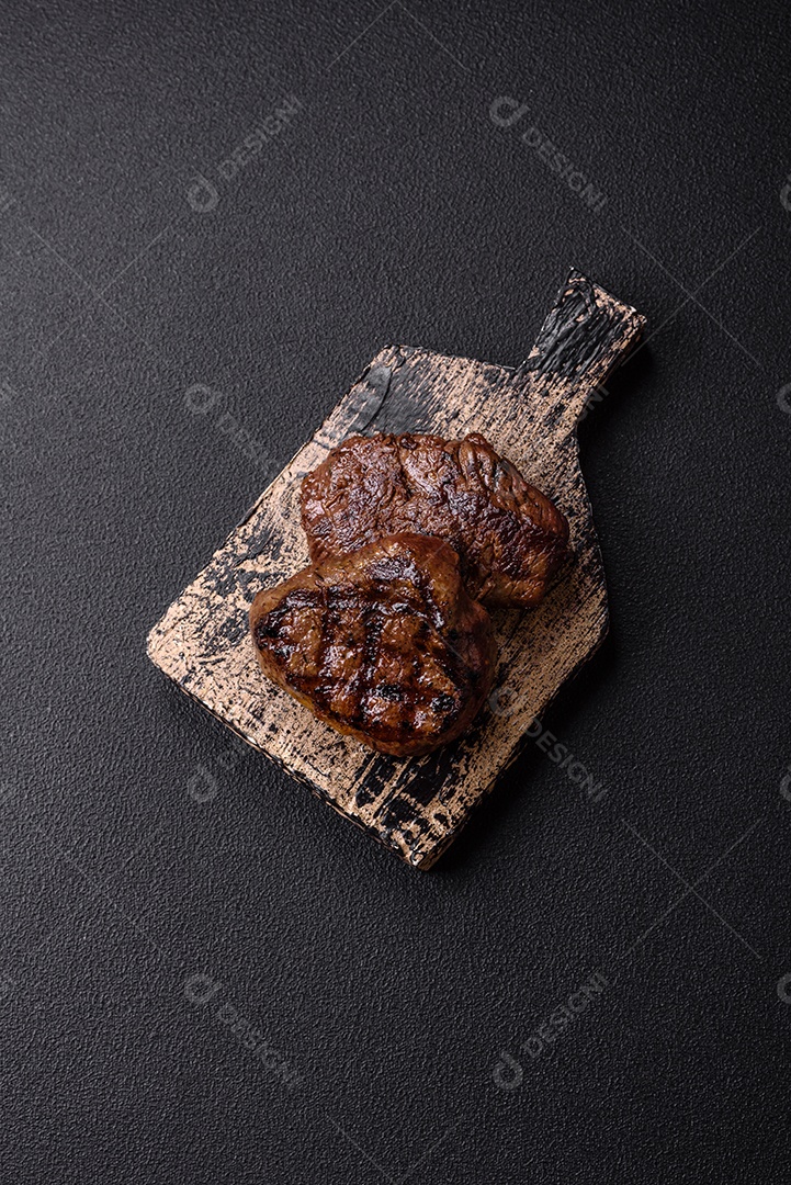 Carnes assada deliciosa em uma mesa