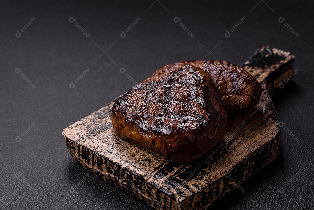 Carnes assada deliciosa em uma mesa