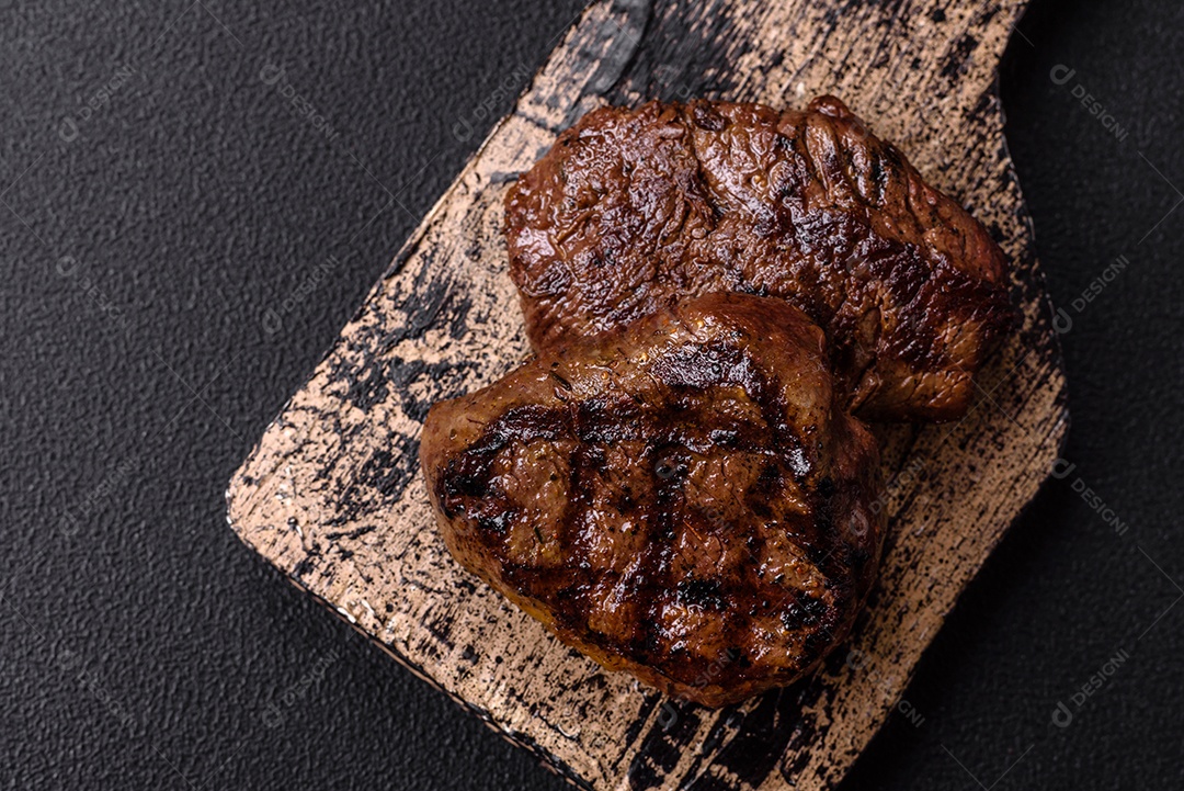 Carnes assada deliciosa em uma mesa