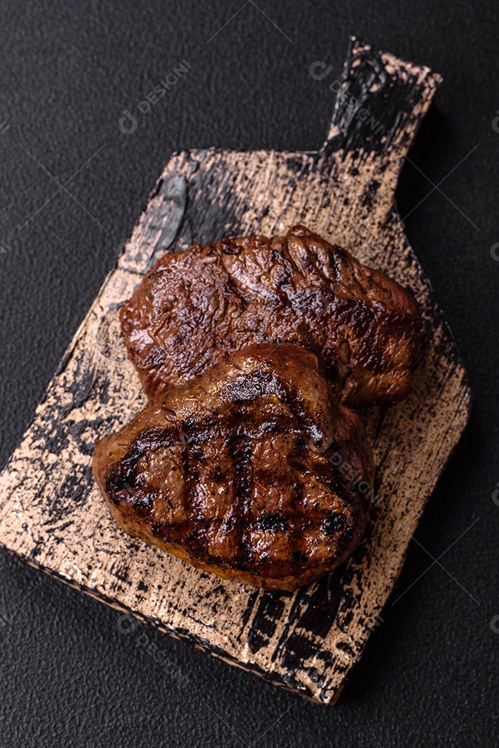 Carnes assada deliciosa em uma mesa