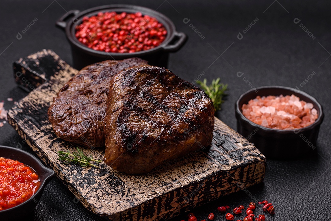 Carnes assada deliciosa em uma mesa