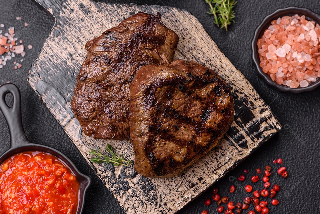 Carnes assada deliciosa em uma mesa