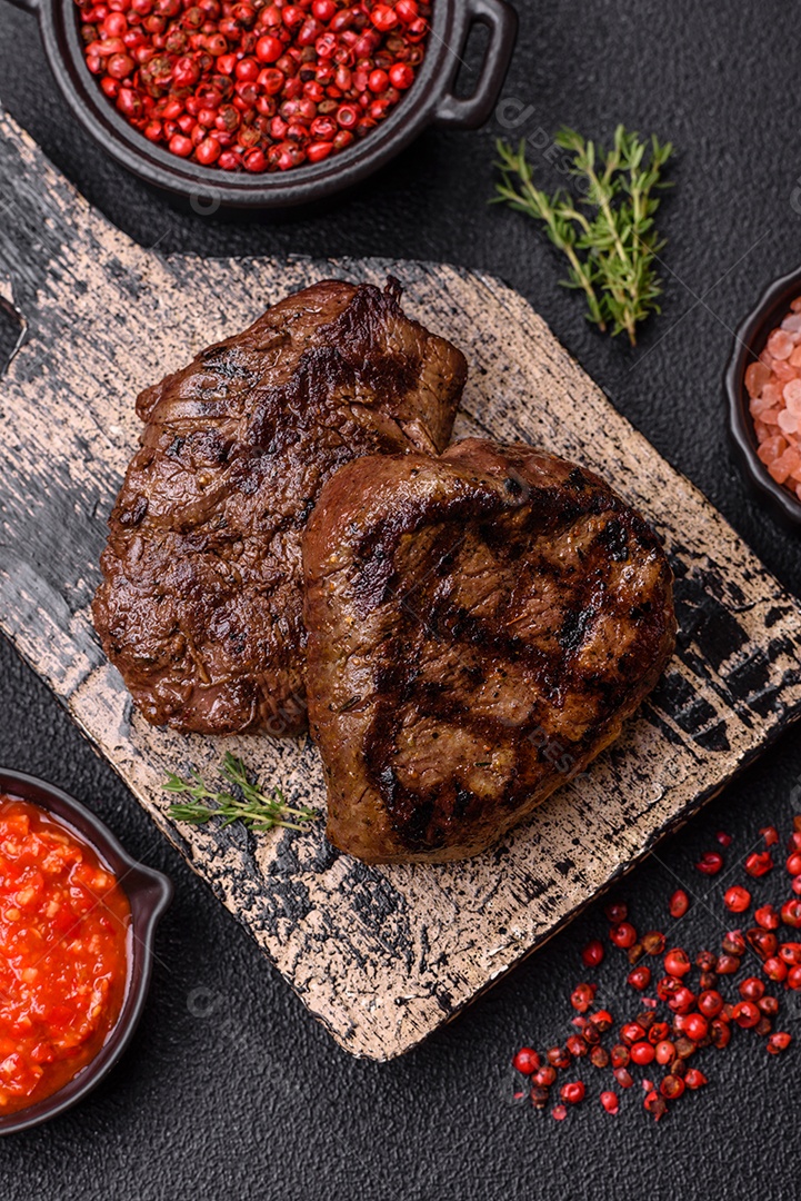 Carnes assada deliciosa em uma mesa