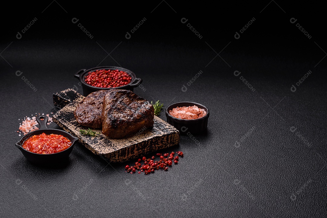 Carnes assada deliciosa em uma mesa