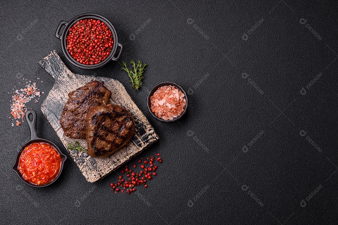 Carnes assada deliciosa em uma mesa