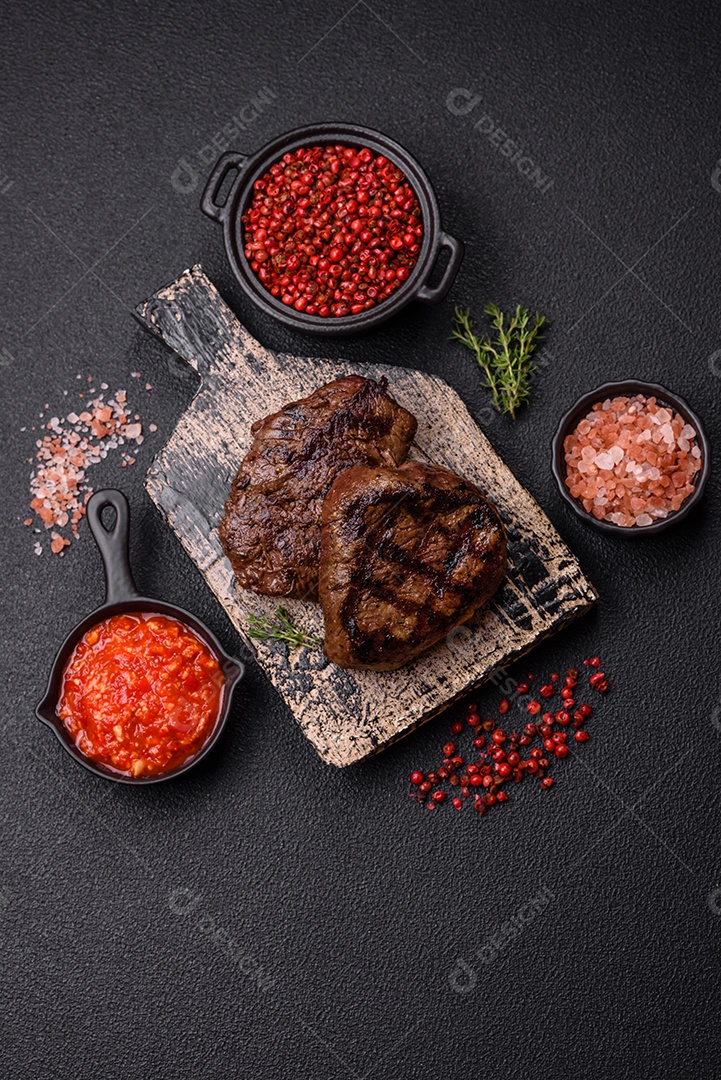 Carnes assada deliciosa em uma mesa