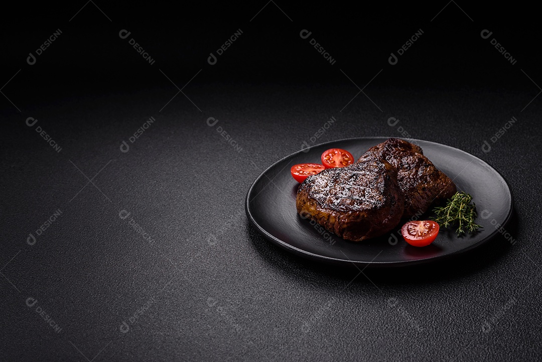 Carnes assada deliciosa em uma mesa