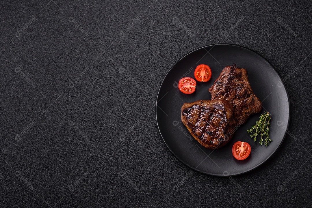 Carnes assada deliciosa em uma mesa