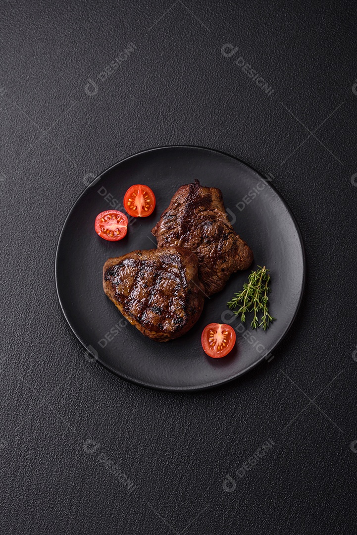 Carnes assada deliciosa em uma mesa