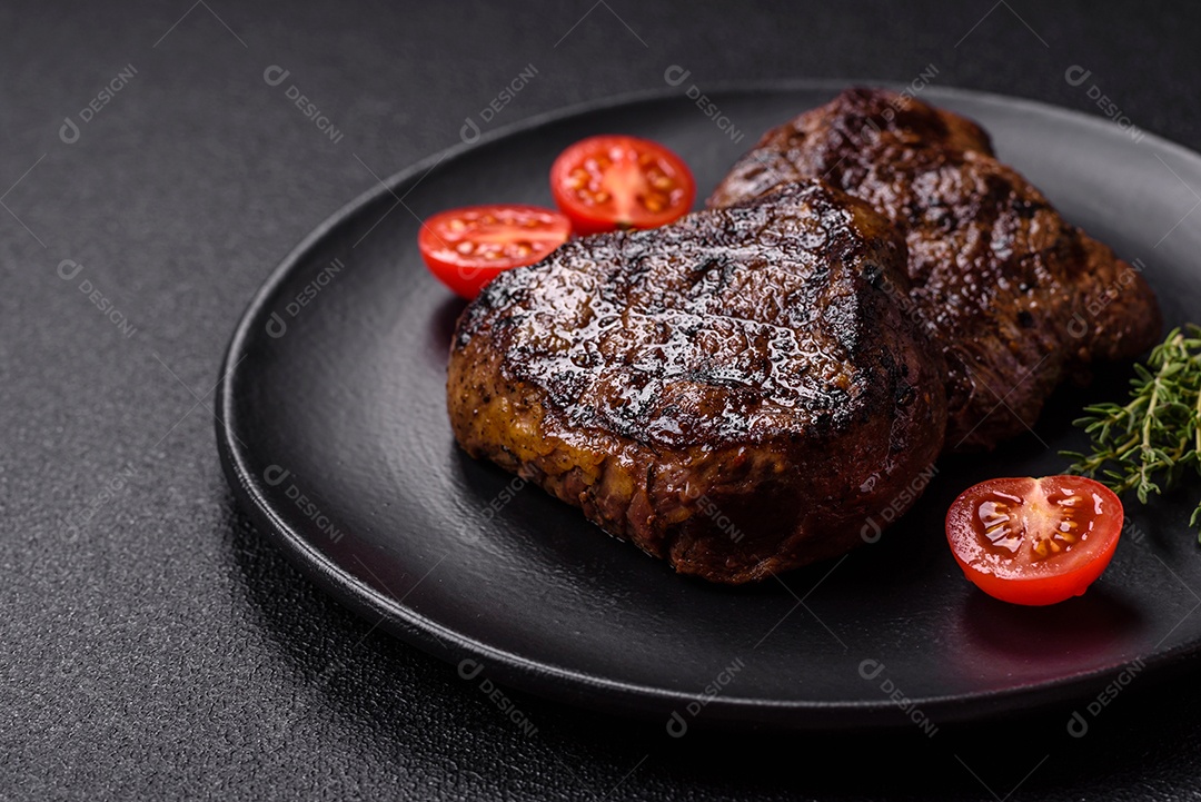 Carnes assada deliciosa em uma mesa