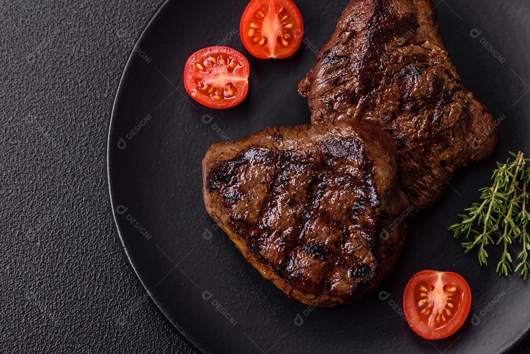 Carnes assada deliciosa em uma mesa