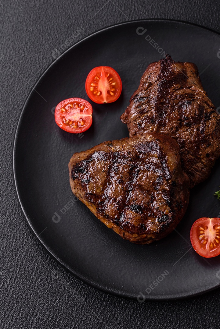 Carnes assada deliciosa em uma mesa