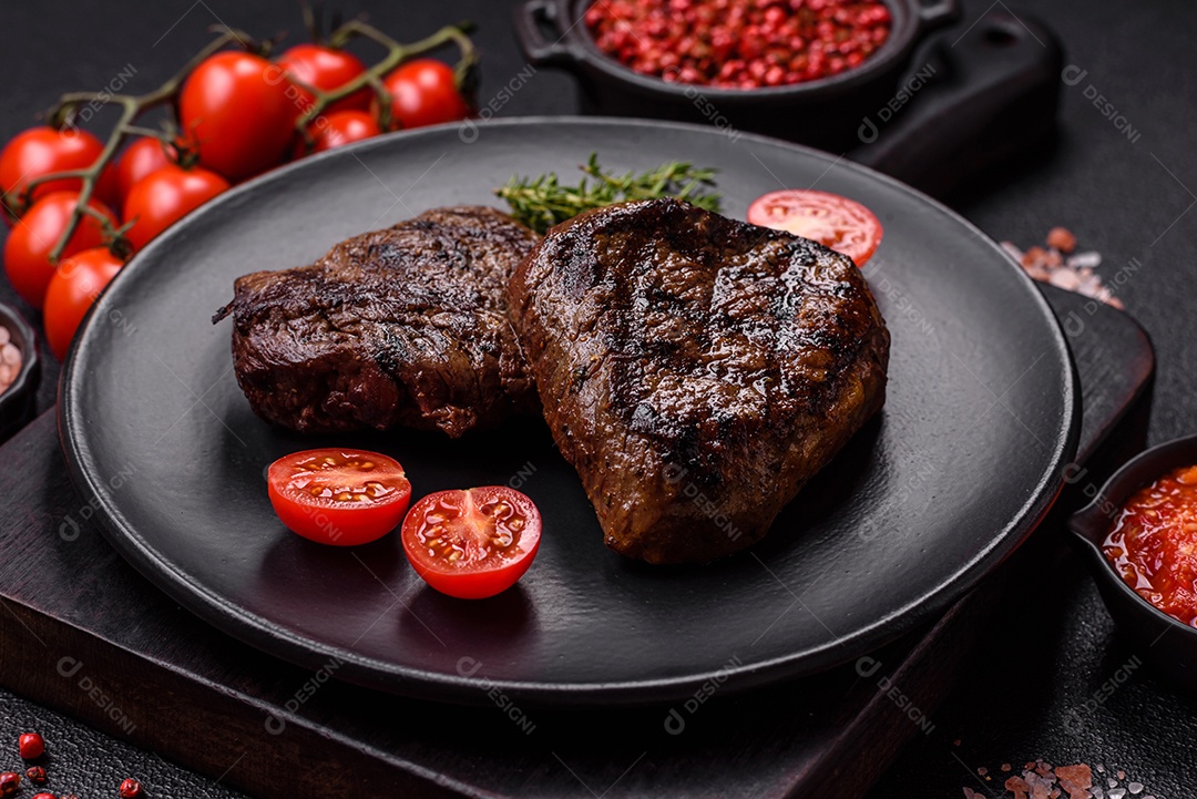 Carnes assada deliciosa em uma mesa