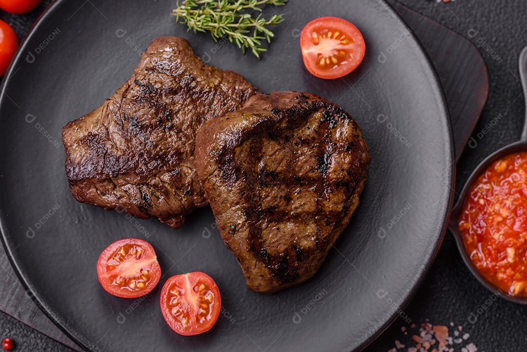 Carnes assada deliciosa em uma mesa