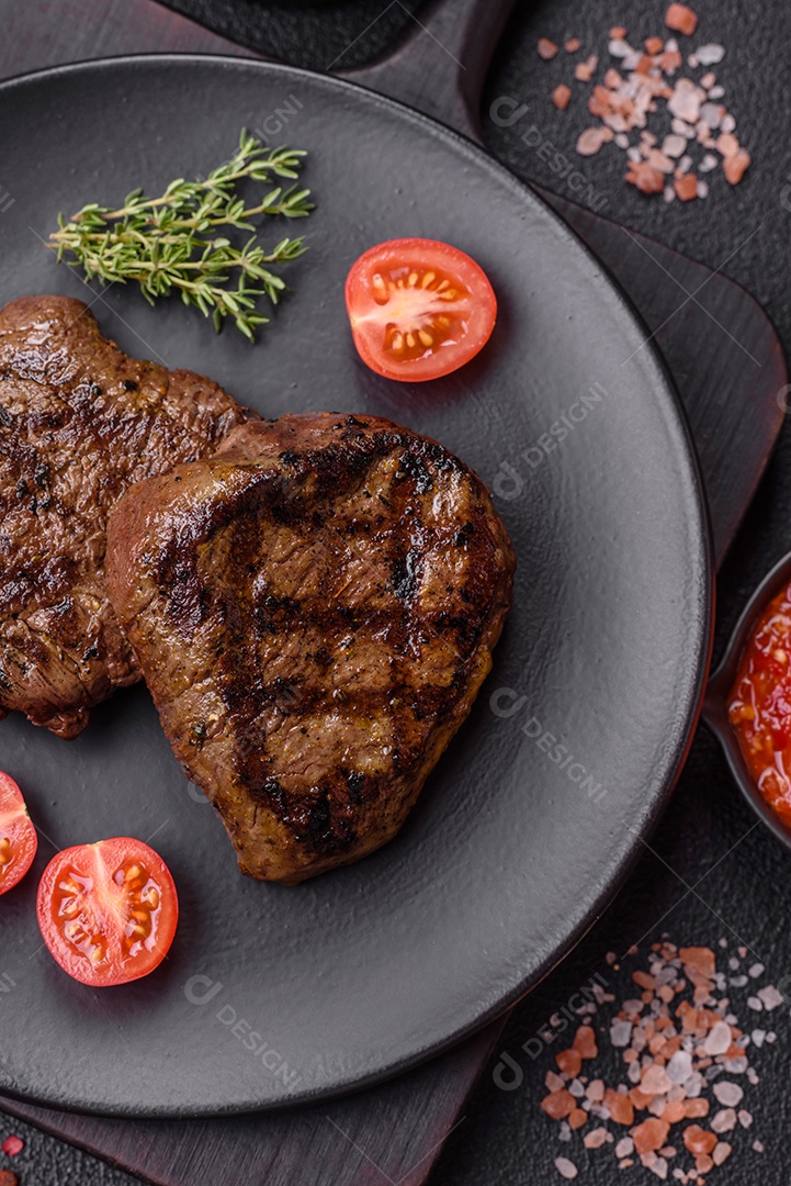 Carnes assada deliciosa em uma mesa