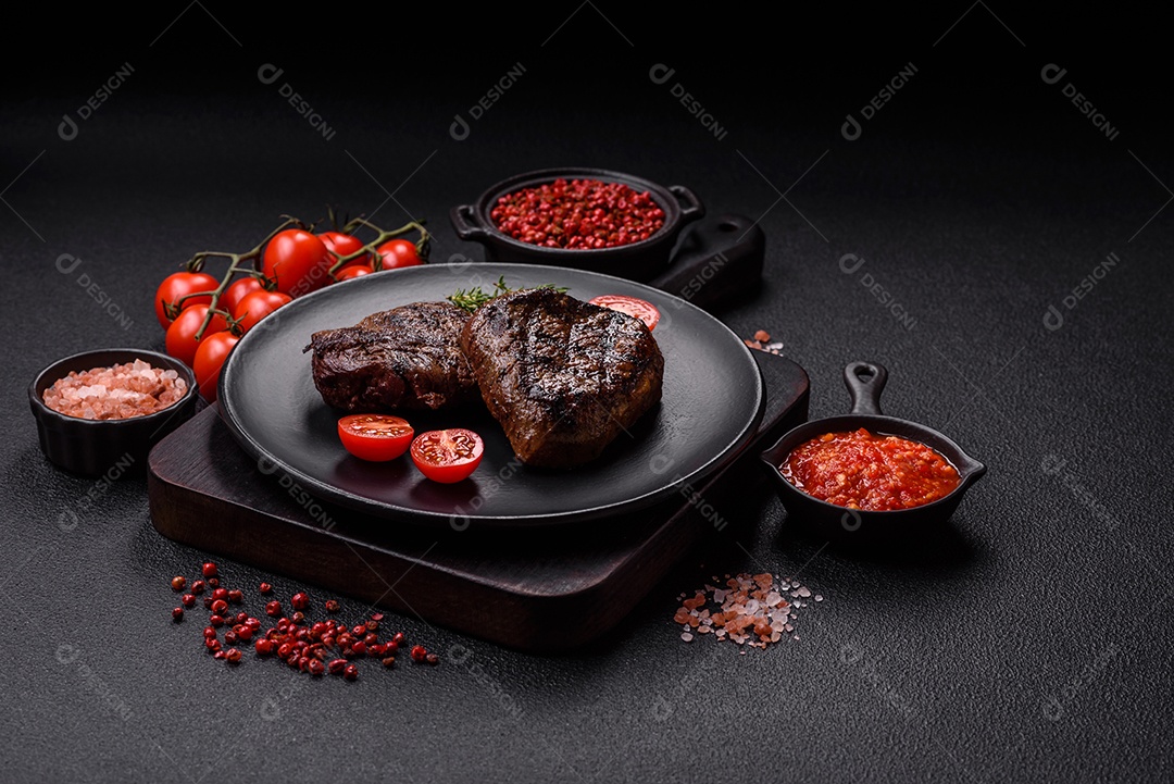 Carnes assada deliciosa em uma mesa