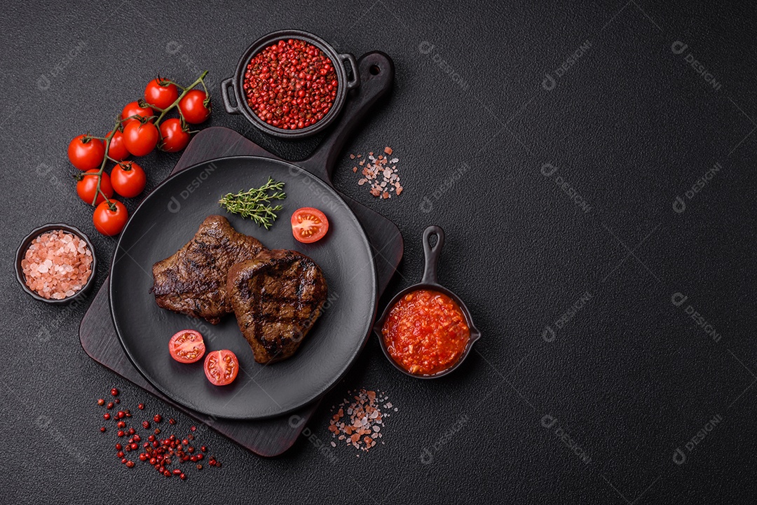 Carnes assada deliciosa em uma mesa