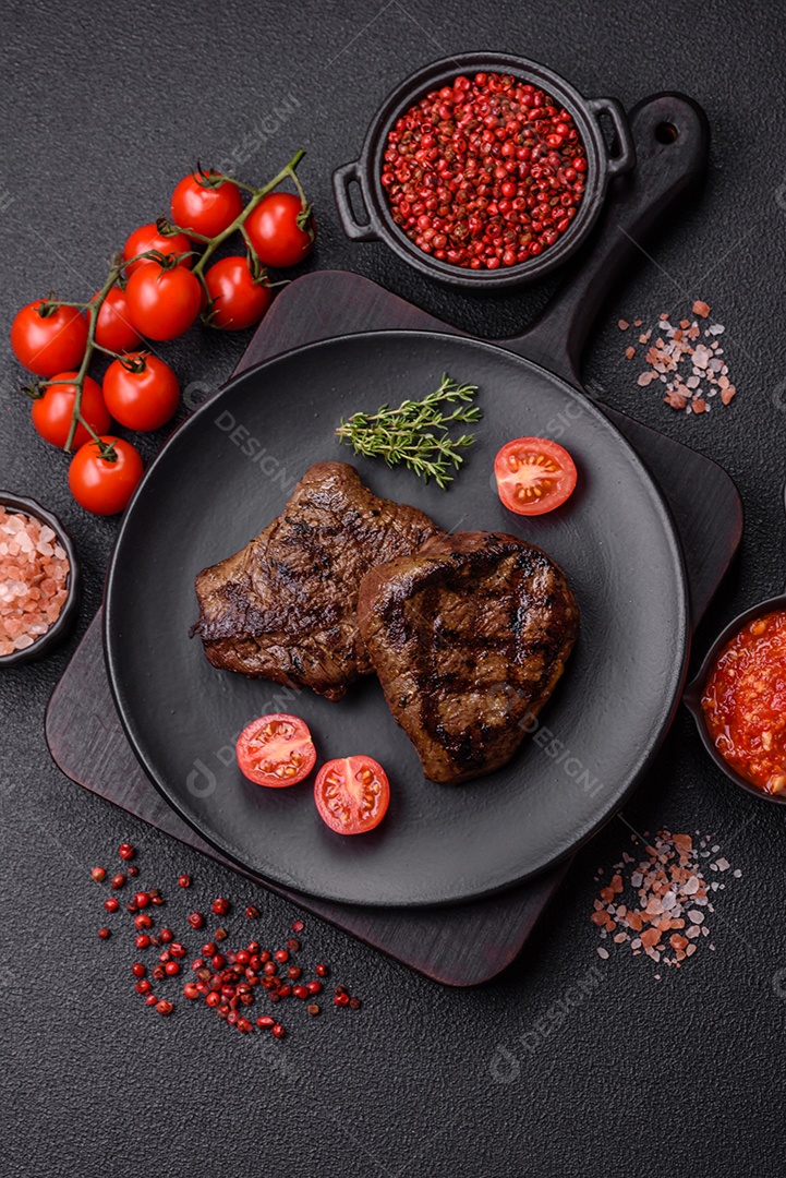 Carnes assada deliciosa em uma mesa