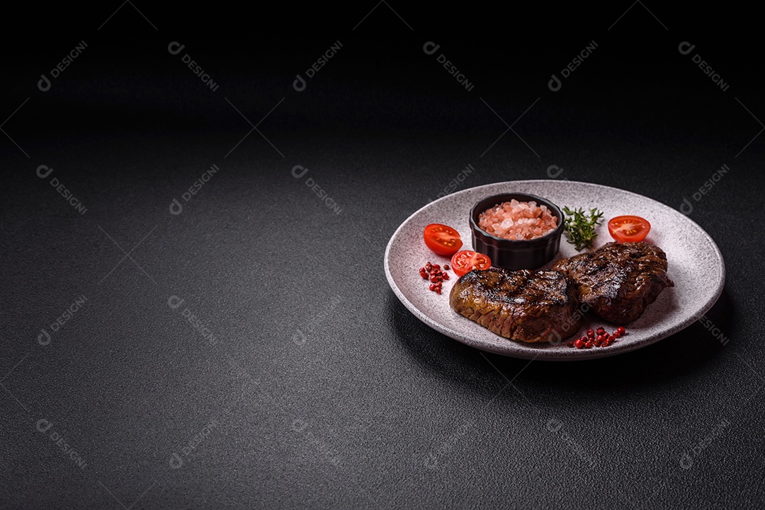 Carnes assada deliciosa em uma mesa