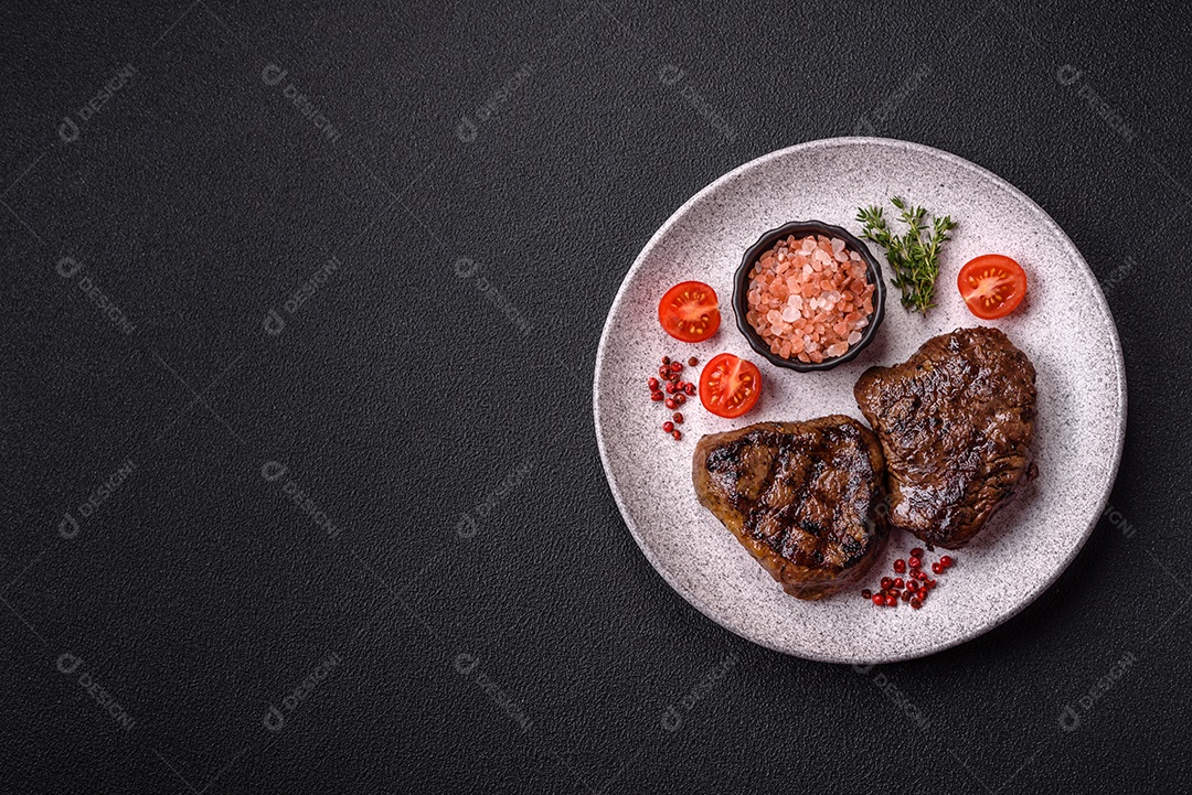Carnes assada deliciosa em uma mesa