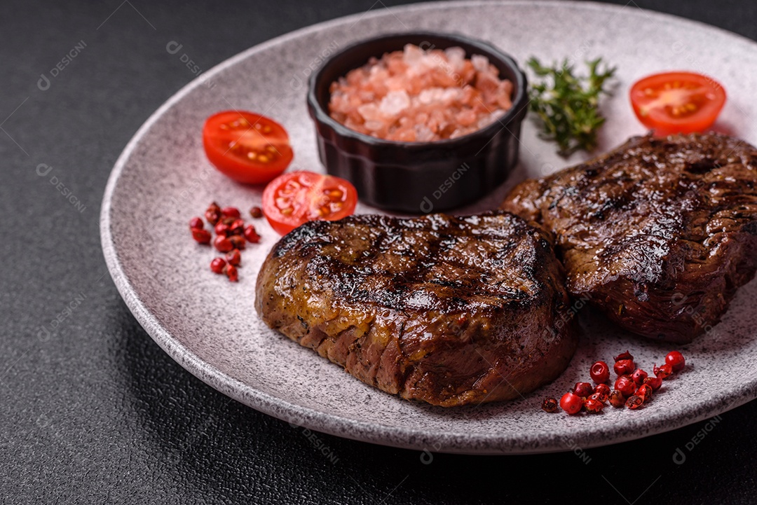 Carnes assada deliciosa em uma mesa