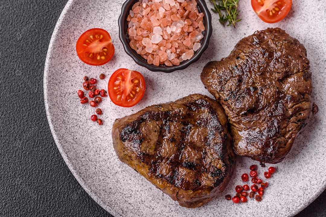 Carnes assada deliciosa em uma mesa