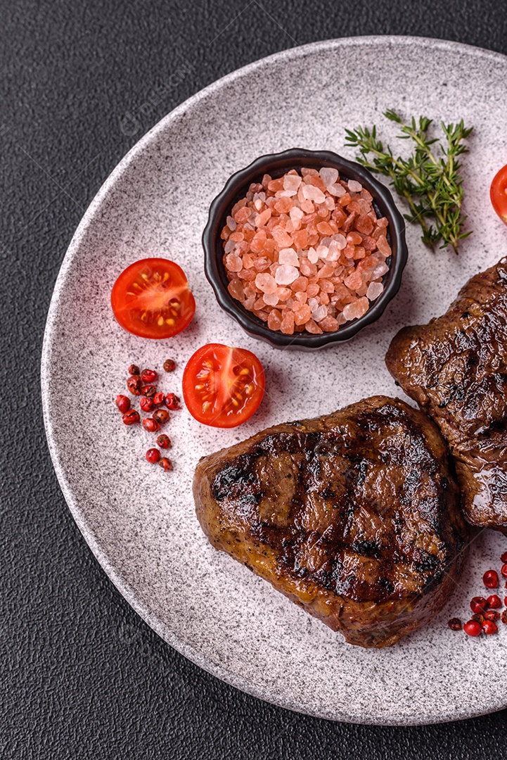 Carnes assada deliciosa em uma mesa