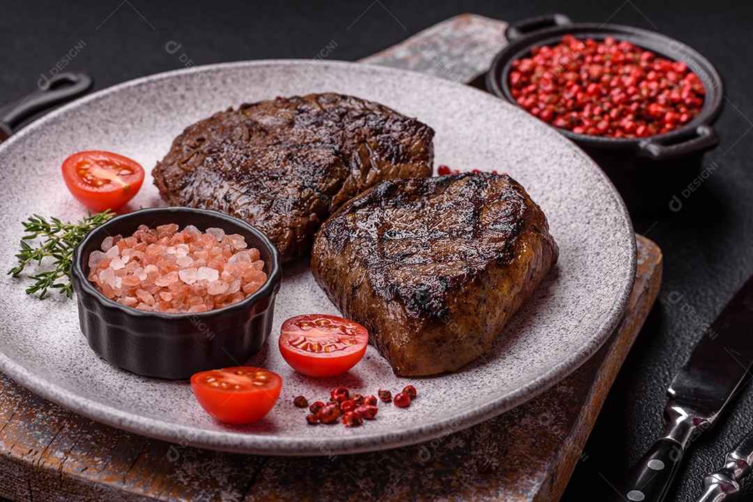Carnes assada deliciosa em uma mesa
